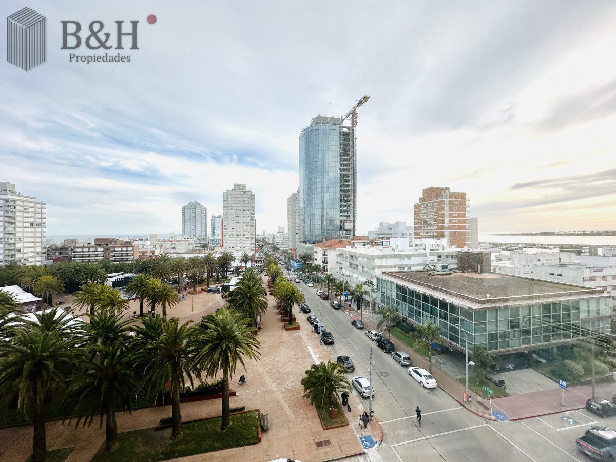 Apartamento ID.6888 - Venta de apartamento en Península de Punta del este con 3 dormitorios y 2 baños reciclado 