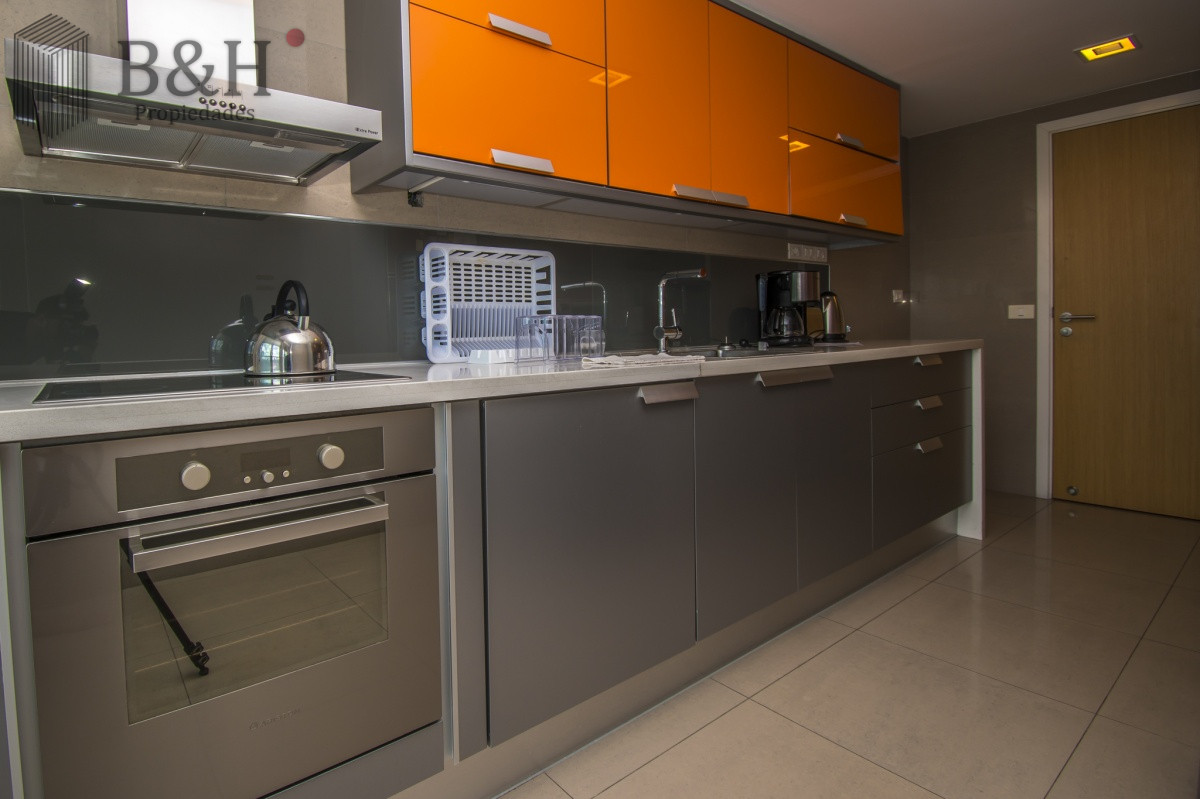 Apartamento ID.5677 - Excelente Apartamento de 2 Dormitorios y Dependencia de Servicio en Playa Mansa