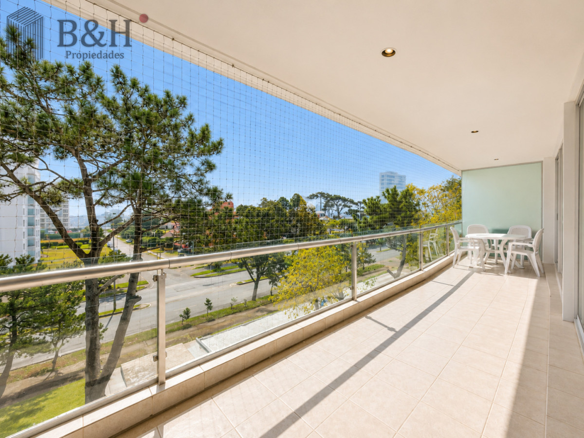 Apartamento ID.5297 - Moderno Apartamento de 2 Dormitorios sobre Roosevelt, a pasos de Playa Brava, en Alquiler Anual 
