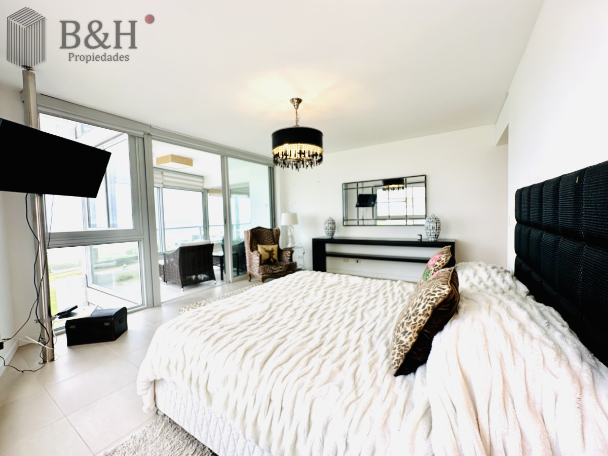 Apartamento ID.2690 - Oportunidad en Venta y Alquiler temporal de maravilloso departamento esquinero en Torre Le Parc, Playa Brava, Punta del Este