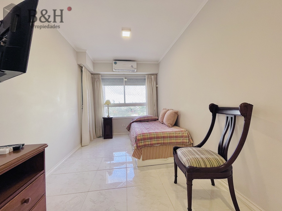 Apartamento ID.2030 - Apartamento de 3 Dormitorios sobre Playa Mansa, en Venta y Alquiler