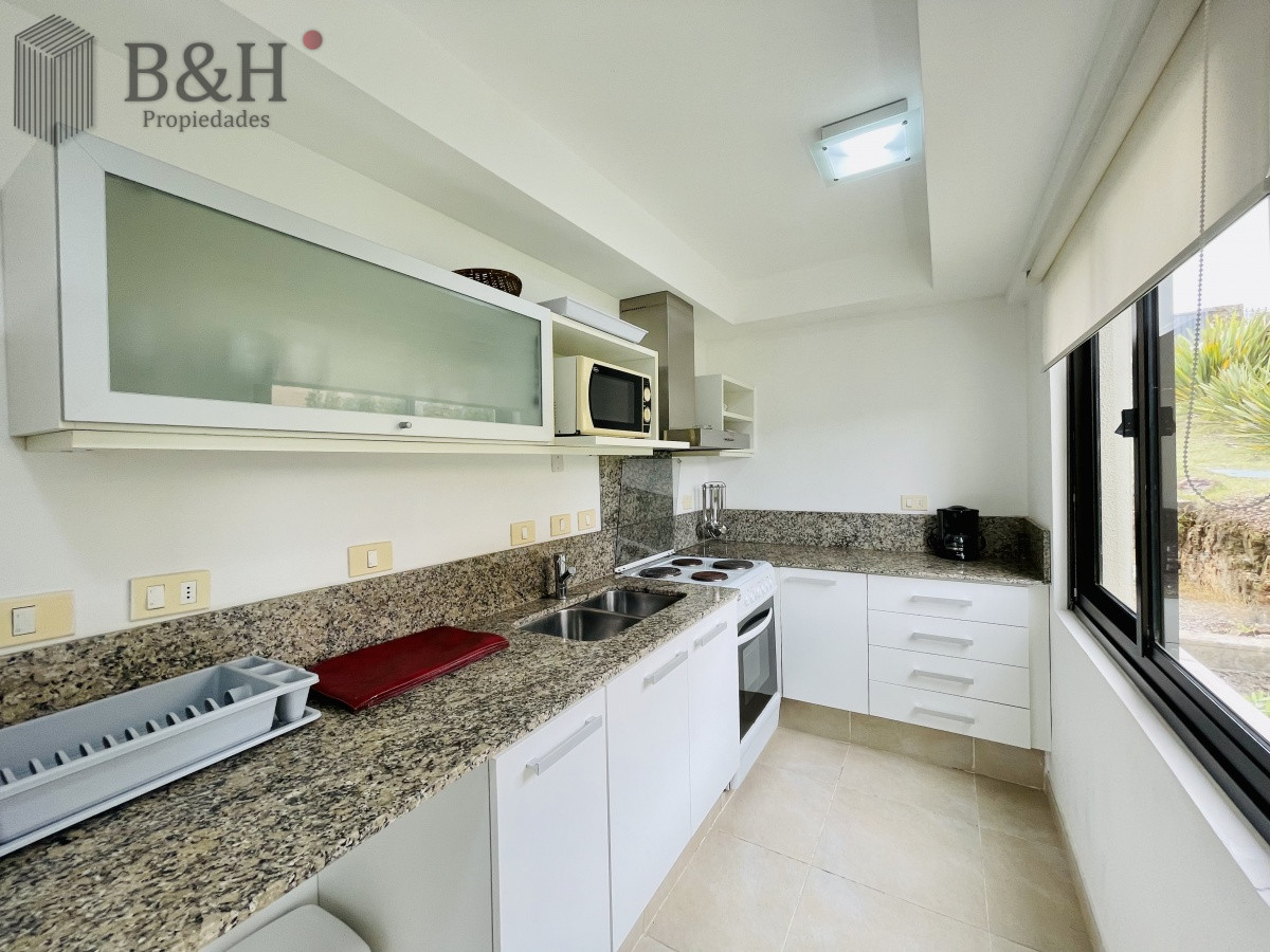 Apartamento ID.4491 - Venta de apartamento de dos dormitorios con parrillero en complejo privado de Punta Ballena