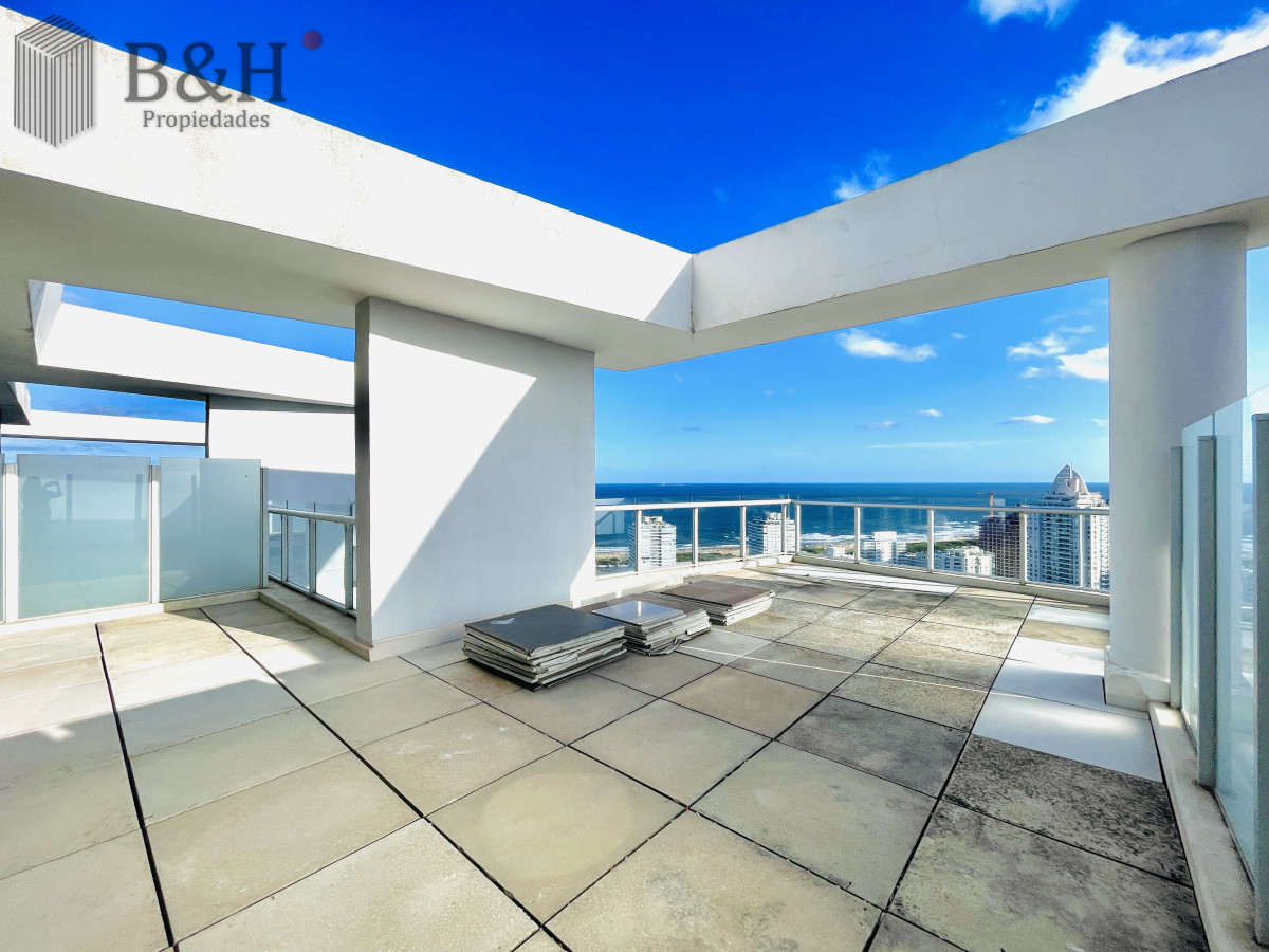 Apartamento ID.4465 -  Exclusivo Penthouse de 3 Dormitorios con Vistas panorámicas a Playa Brava, en Venta
