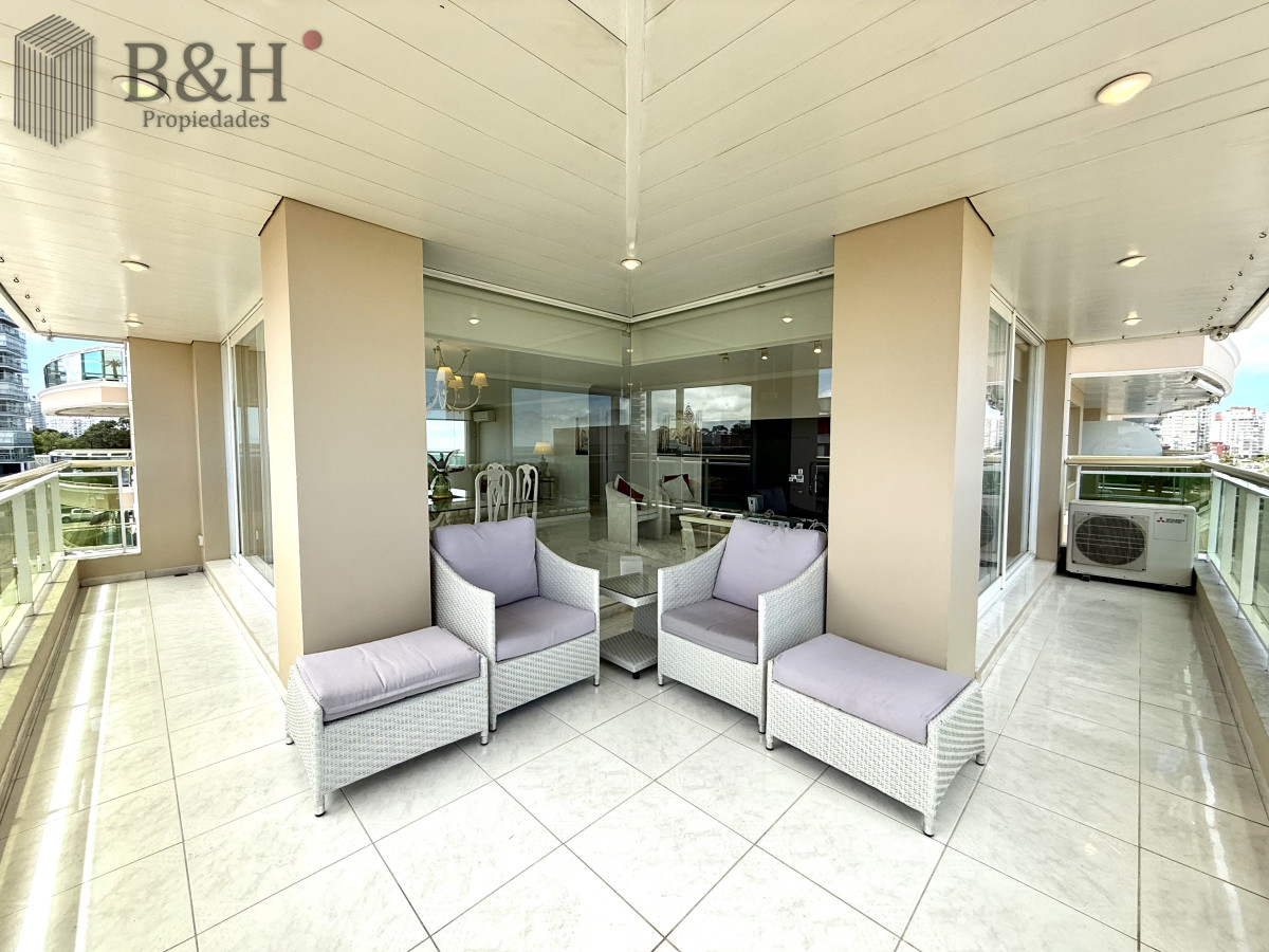 Apartamento ID.6171 - Alquiler temporario de apartamento esquinero de tres dormitorios más dependencia de servicio sobre Playa Mansa, Punta del Este