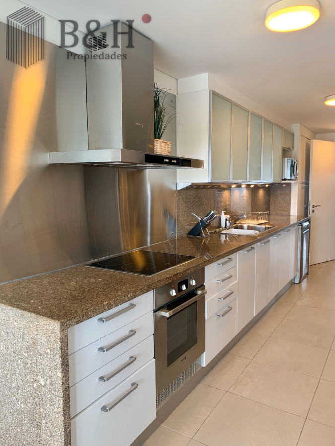 Apartamento ID.1233 - Venta y alquiler de departamento esquinero de tres dormitorios mas dependencia de servicio, Torre LE PARC, playa Brava. Punta del Este
