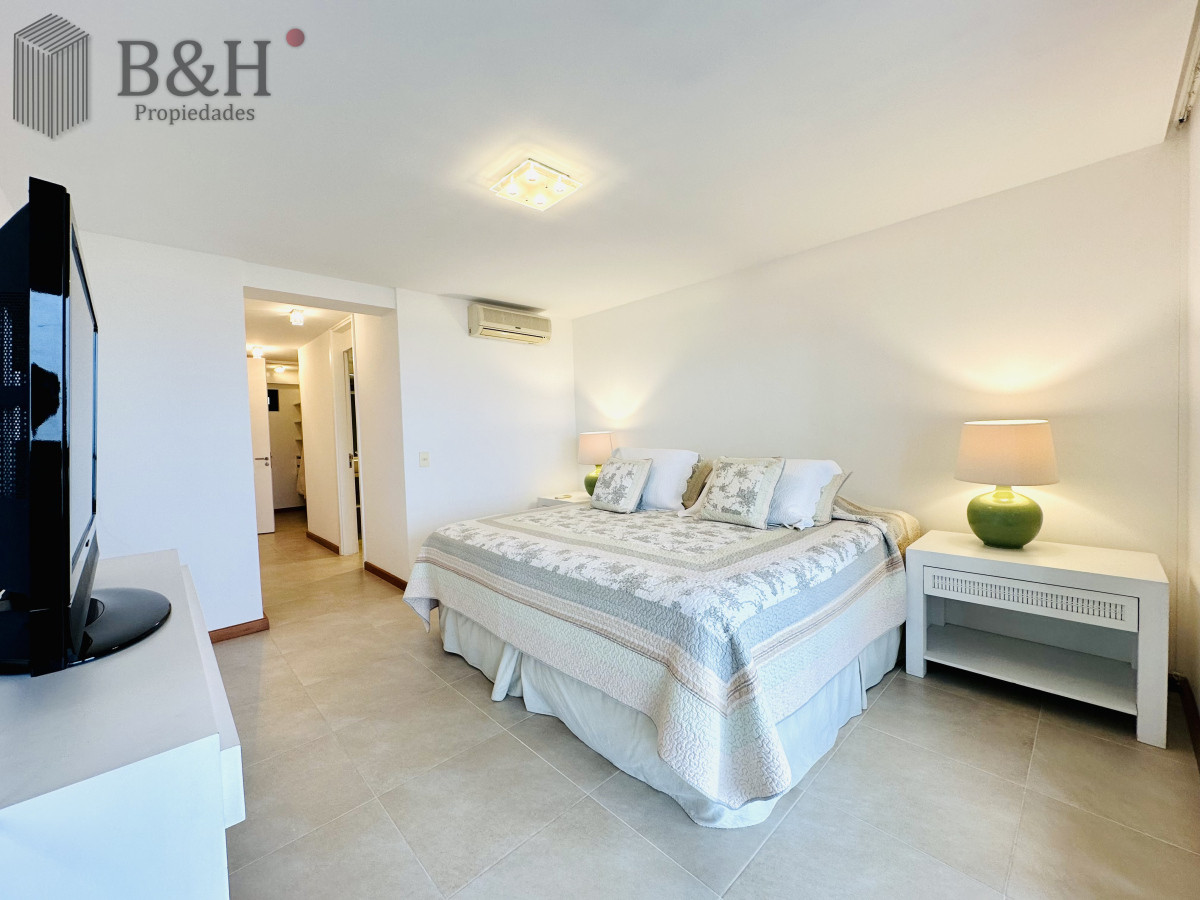 Apartamento ID.6472 - Excelente y amplio departamento duplex en venta de 3 dormitorios mas dependencia con parrillero, Punta Ballena