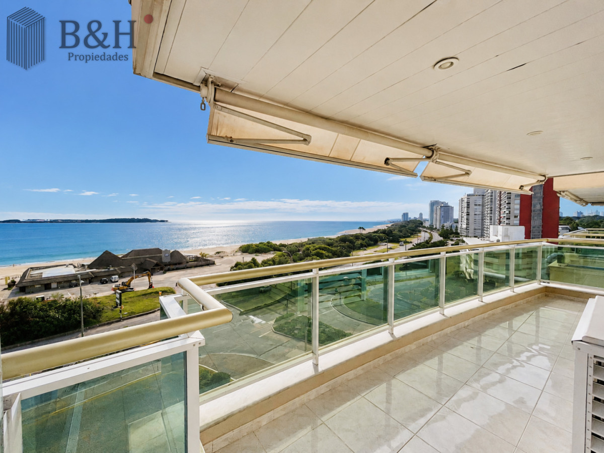 Apartamento ID.2030 - Apartamento de 3 Dormitorios sobre Playa Mansa, en Venta y Alquiler