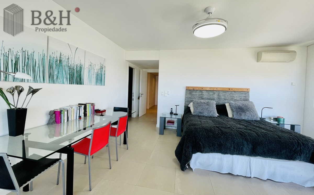 Apartamento ID.1233 - Venta y alquiler de departamento esquinero de tres dormitorios mas dependencia de servicio, Torre LE PARC, playa Brava. Punta del Este
