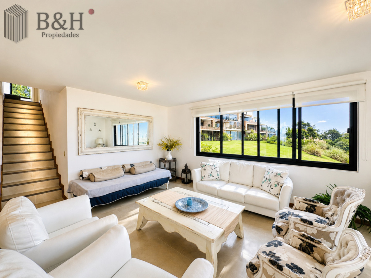 Apartamento ID.6472 - Excelente y amplio departamento duplex en venta de 3 dormitorios mas dependencia con parrillero, Punta Ballena
