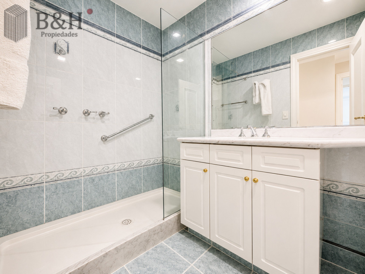 Apartamento ID.2030 - Apartamento de 3 Dormitorios sobre Playa Mansa, en Venta y Alquiler