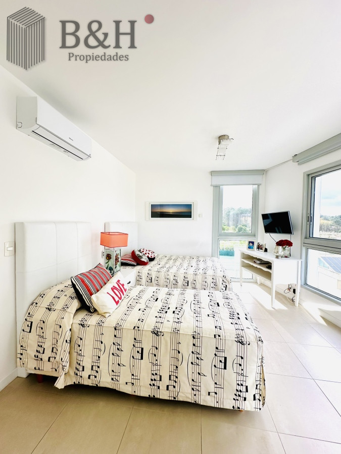 Apartamento ID.2690 - Oportunidad en Venta y Alquiler temporal de maravilloso departamento esquinero en Torre Le Parc, Playa Brava, Punta del Este