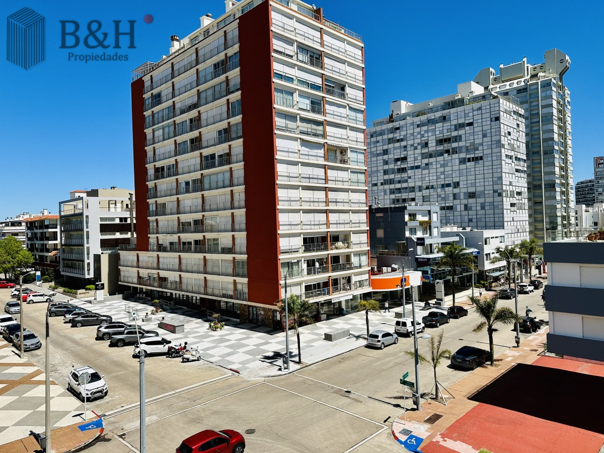 Apartamento ID.1487 - Venta y alquiler temporario de apartamento de gran metraje con tres dormitorios mas dependencia de servicio en Peninsula de Punta del Este