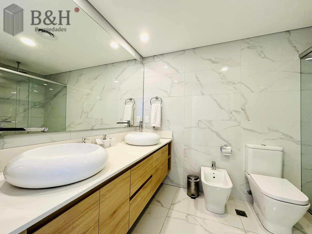 Apartamento ID.3916 - Apartamento Frente al Mar de 3 Dormitorios y Dependencia en Playa Mansa, Punta del Este 