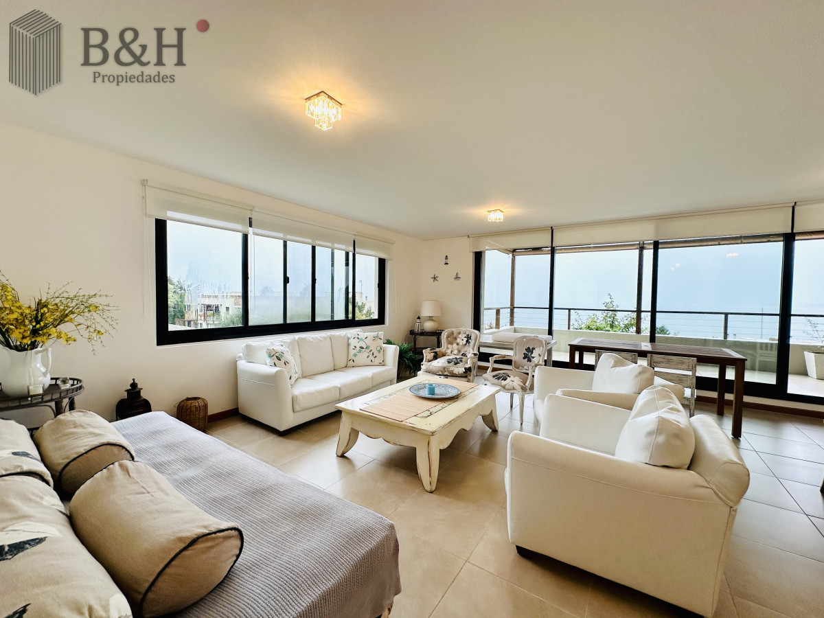 Apartamento ID.6472 - Excelente y amplio departamento duplex en venta de 3 dormitorios mas dependencia con parrillero, Punta Ballena
