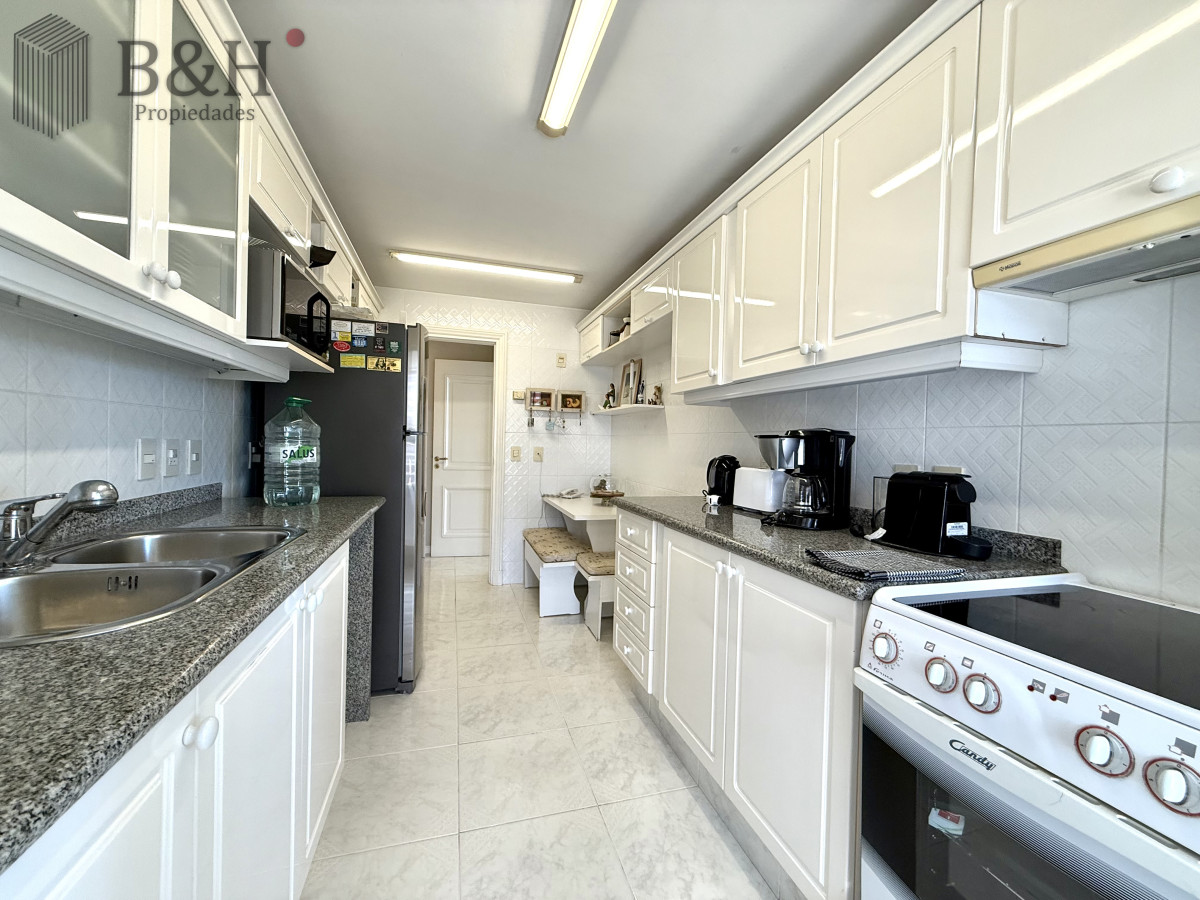 Apartamento ID.6171 - Alquiler temporario de apartamento esquinero de tres dormitorios más dependencia de servicio sobre Playa Mansa, Punta del Este