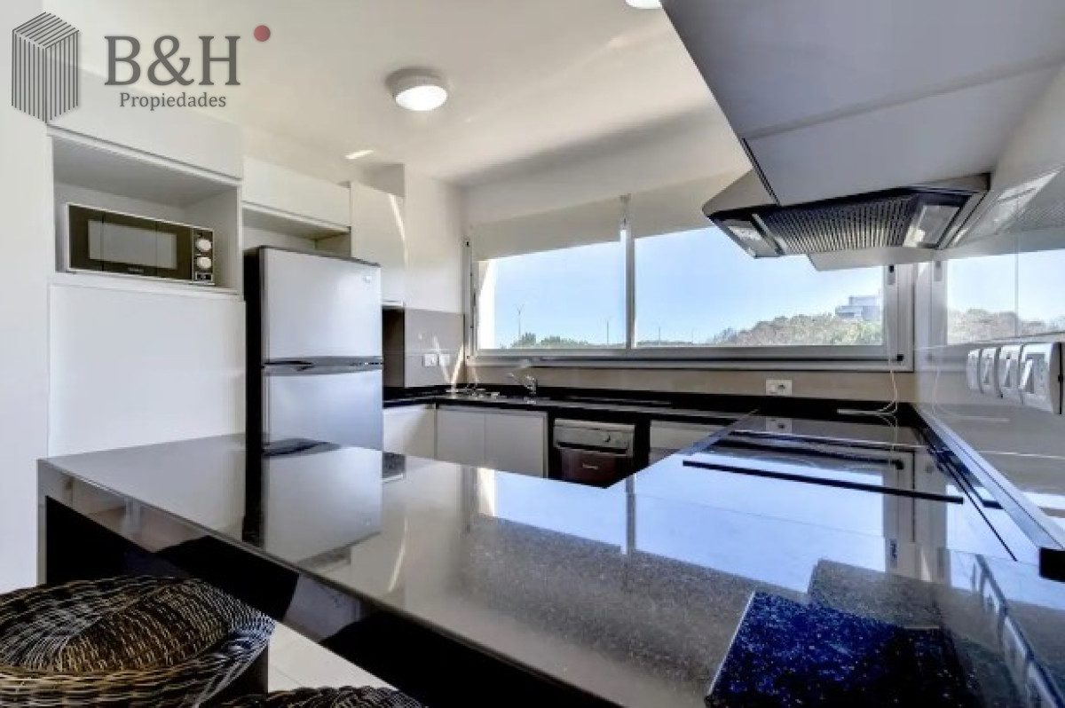 Apartamento ID.2176 - Apartamento de 3 Dormitorios en Venta Primera Línea del Mar, Playa Brava Punta del Este