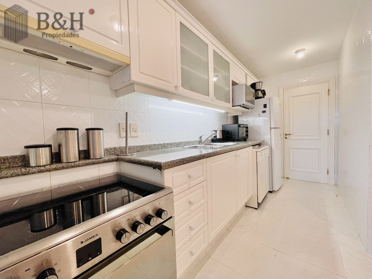 Apartamento ID.2030 - Apartamento de 3 Dormitorios sobre Playa Mansa, en Venta y Alquiler