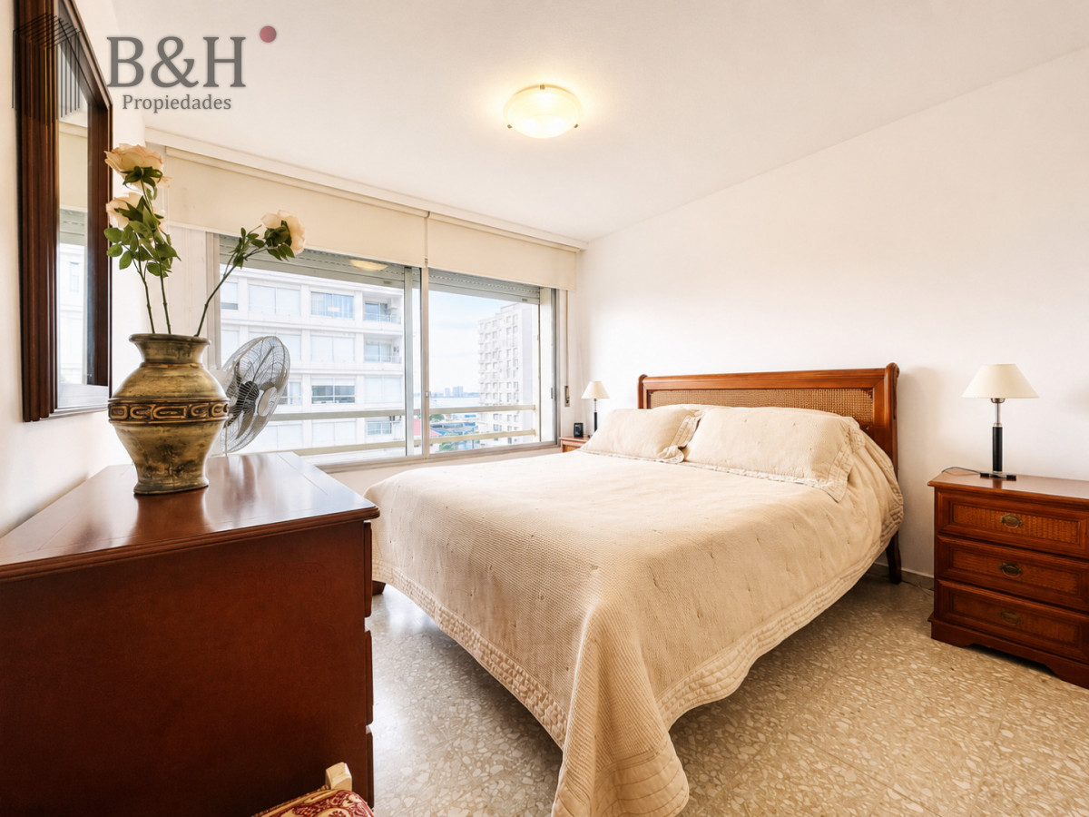 Apartamento ID.6888 - Venta de apartamento en Península de Punta del este con 3 dormitorios y 2 baños reciclado 