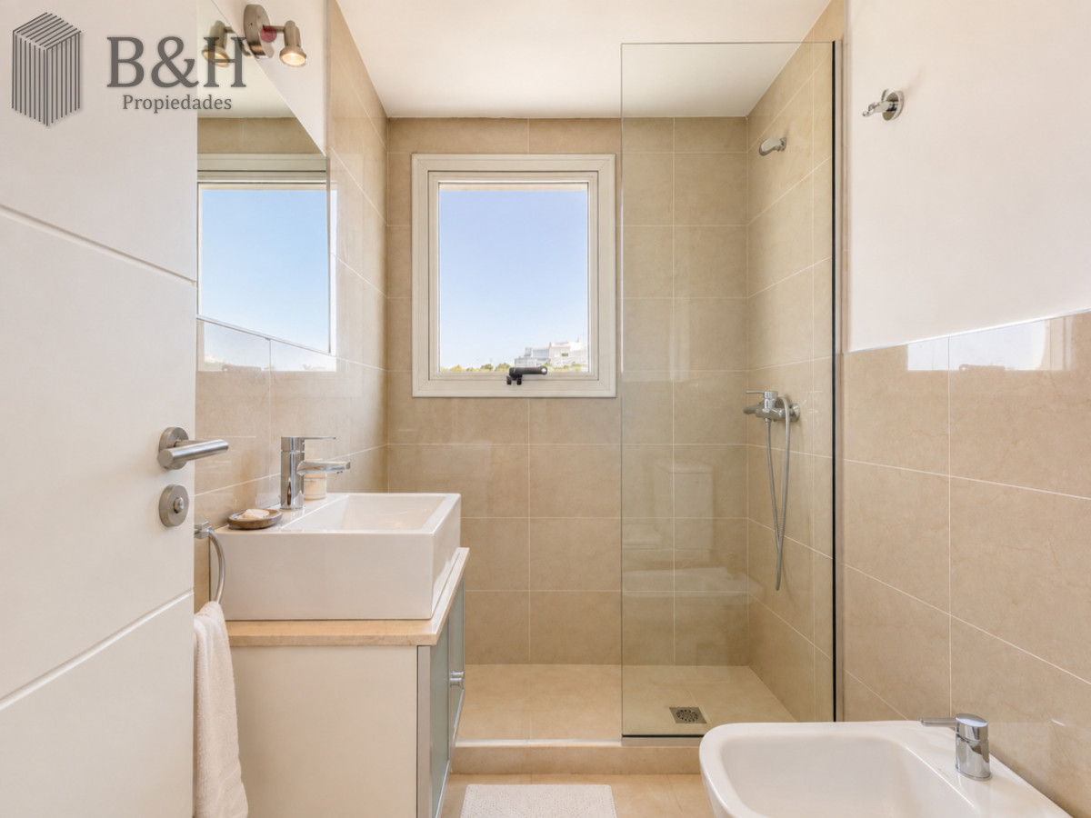 Apartamento ID.7480 - Apartamento de 3 Dormitorios en Primera Línea del Mar, Playa Brava Punta del Este