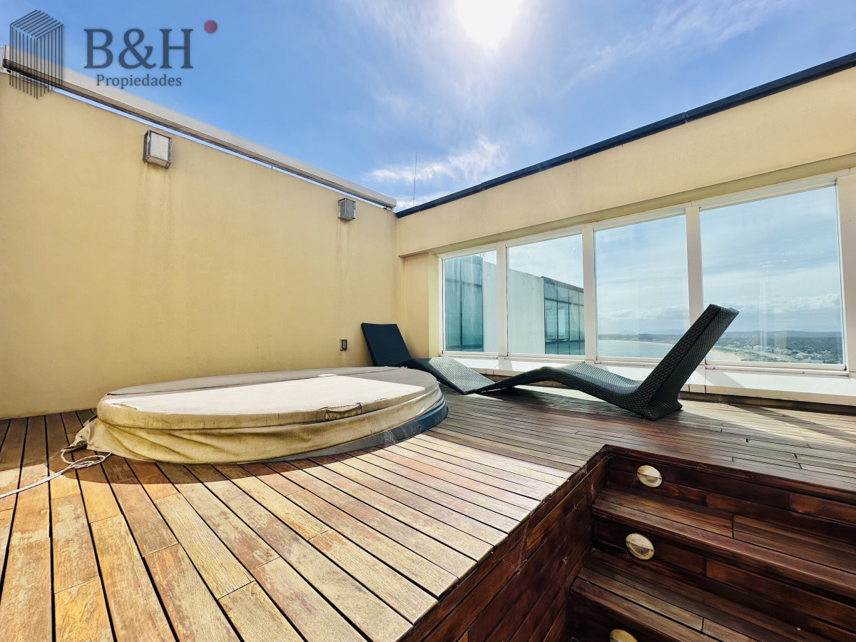 Apartamento ID.4496 - Lujoso Penthouse de 4 Dormitorios con Vista al Mar sobre Playa Mansa, Punta del Este