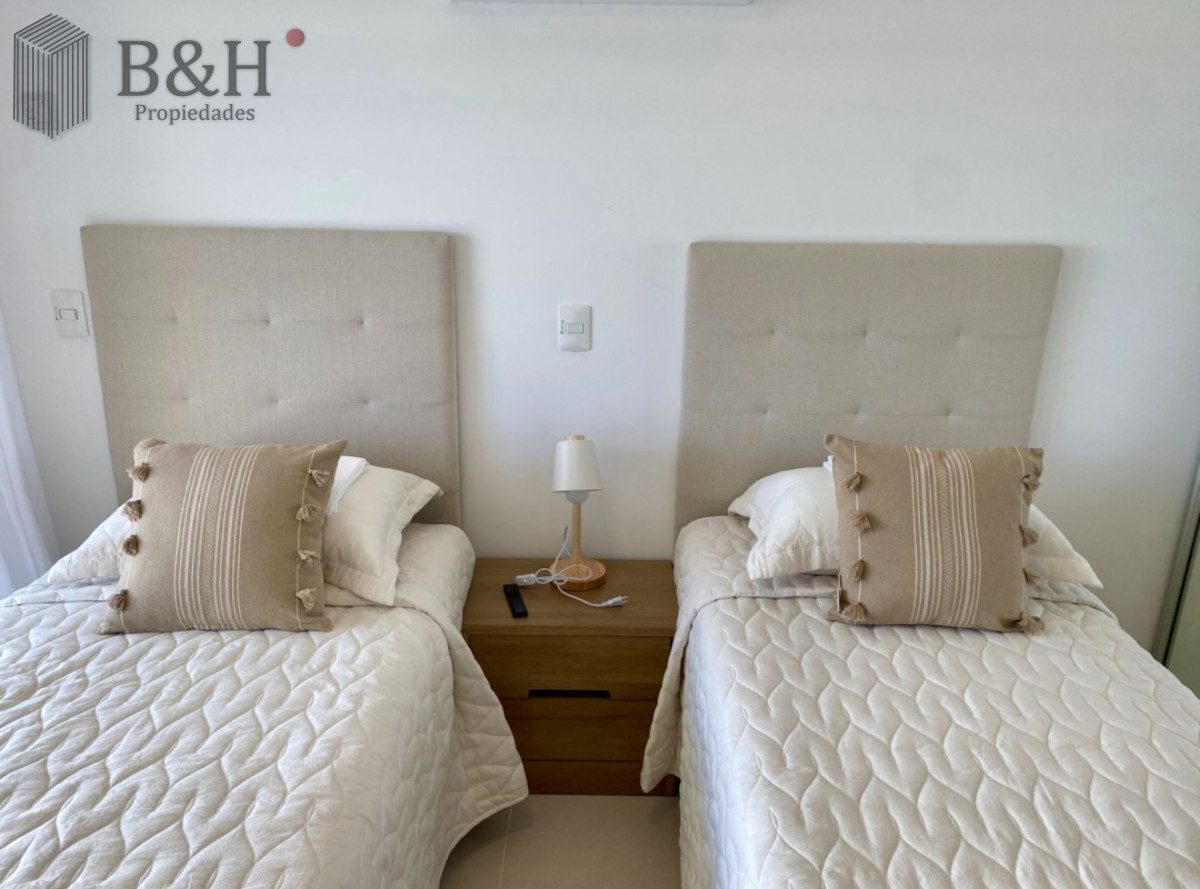Apartamento ID.5905 - Alquiler temporal de apartamento piso alto de 2 dormitorios más servicio en playa brava 
