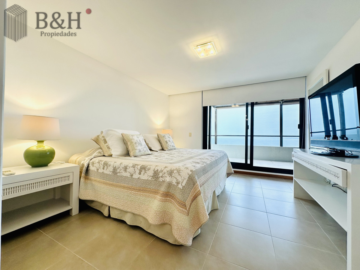 Apartamento ID.6472 - Excelente y amplio departamento duplex en venta de 3 dormitorios mas dependencia con parrillero, Punta Ballena