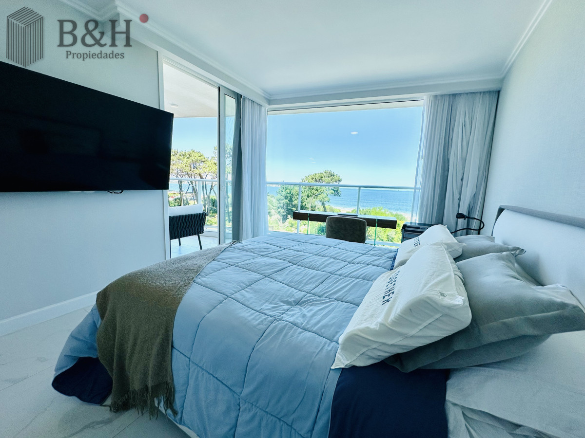 Apartamento ID.3916 - Apartamento Frente al Mar de 3 Dormitorios y Dependencia en Playa Mansa, Punta del Este 