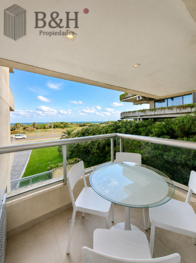 Apartamento ID.6544 - Venta de apartamento de 3 dormitorios sobre primera fila de Playa Brava, Punta del Este