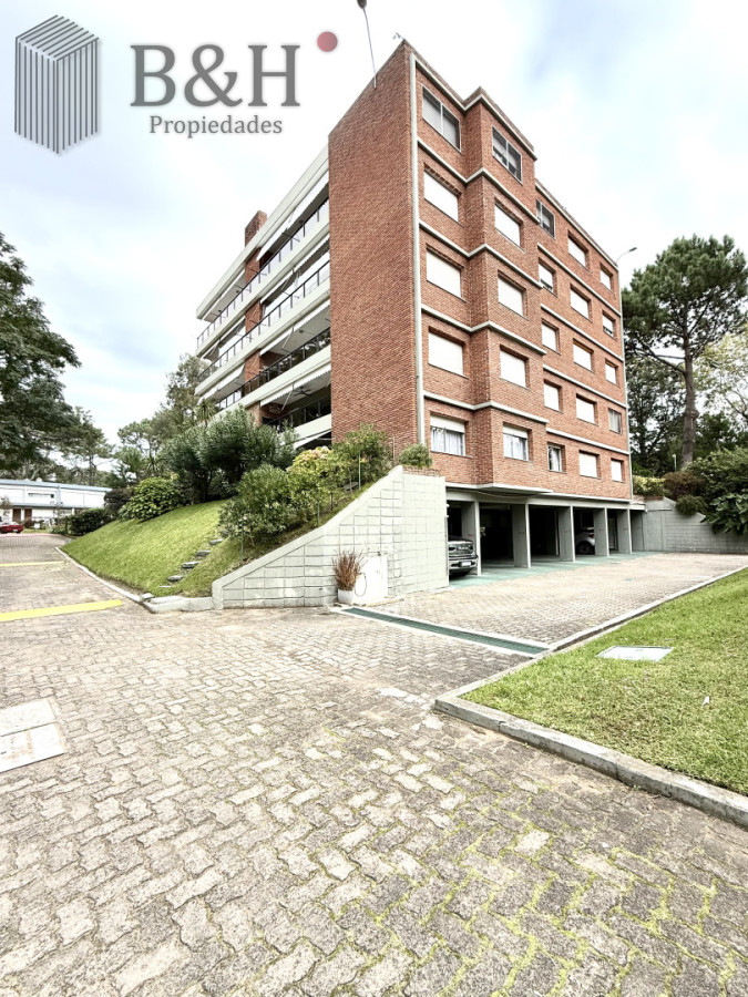 Apartamento ID.7163 - Apartamento en venta playa Mansa de 4 dormitorios y amplia terraza con parrillero propio 