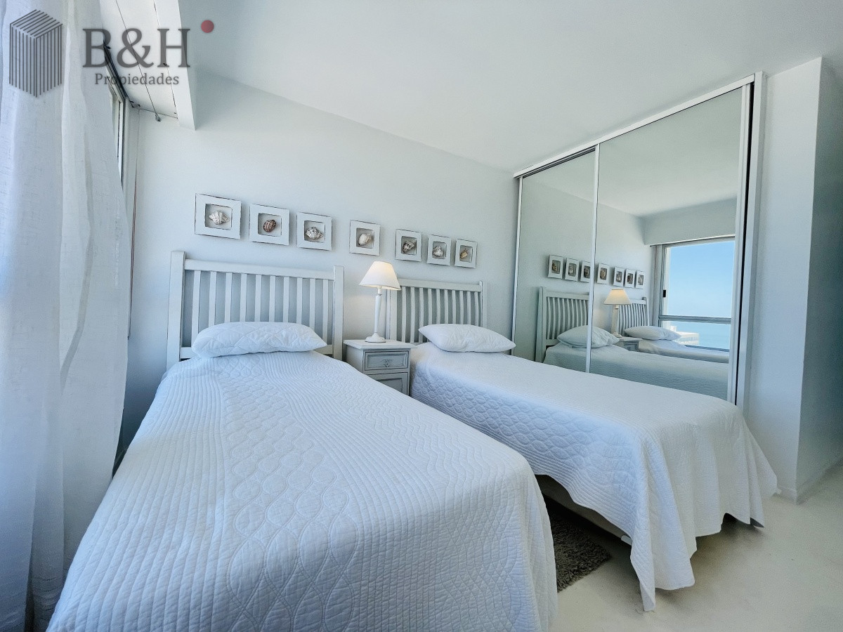 Apartamento ID.1426 - Alquiler temporario de maravilloso departamento piso alto de tres dormitorios, Peninsula, Punta del Este