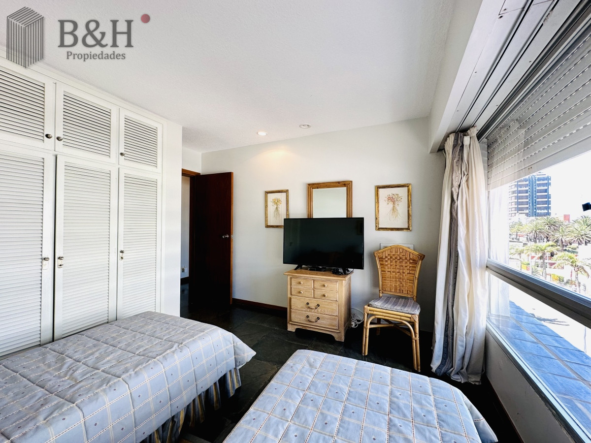 Apartamento ID.1487 - Venta y alquiler temporario de apartamento de gran metraje con tres dormitorios mas dependencia de servicio en Peninsula de Punta del Este