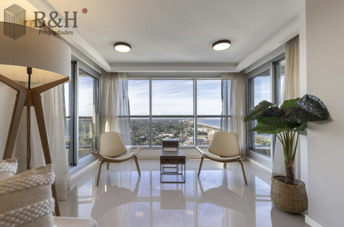 Apartamento ID.5441 - Moderno Penthouse con Vista al Mar, en Playa Brava, 3 Dormitorios con Parrillero y Dependencia de servicio