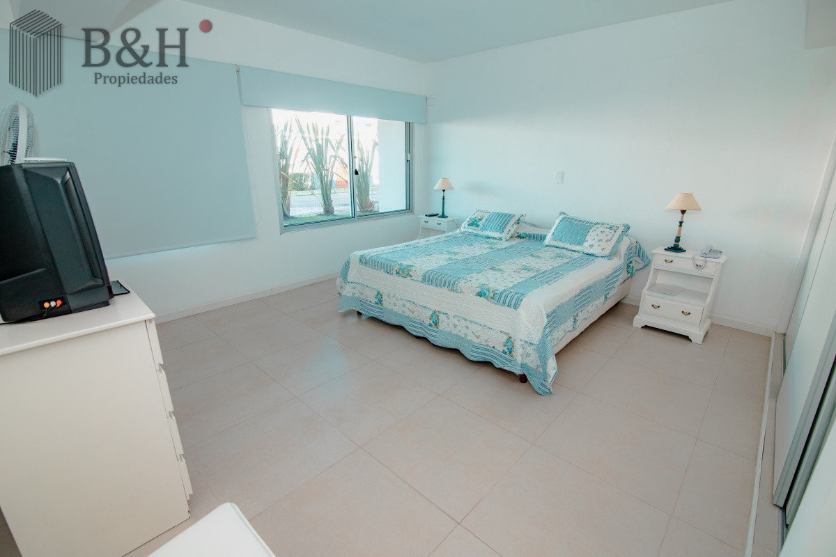 Apartamento ID.852 - Oportunidad en Venta de Apartamento de planta baja con salida al jardín de tres dormitorios en Playa Montoya