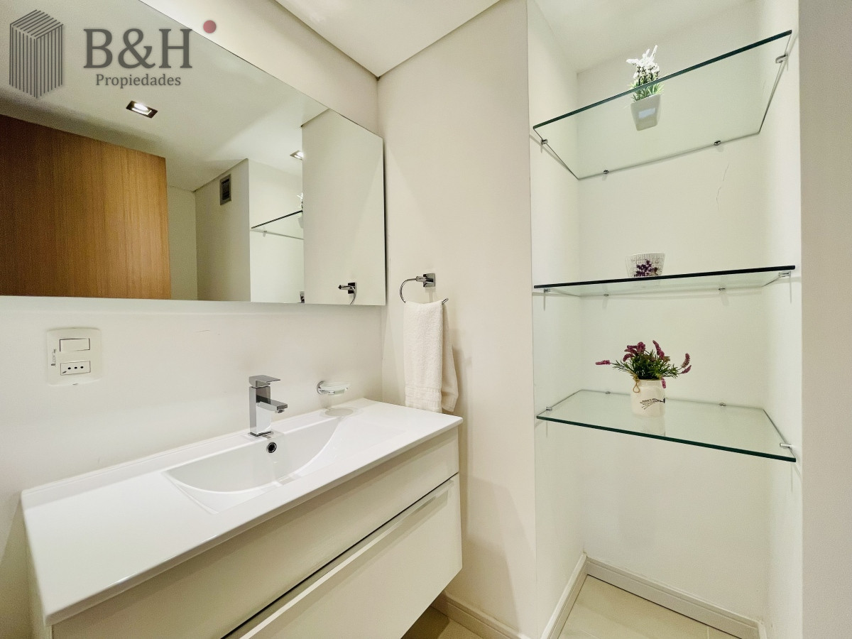 Apartamento ID.3262 - Apartamento de 3 Dormitorios y Dependencia, con Parrillero y Vista al Mar en Playa Brava, Punta del Este 