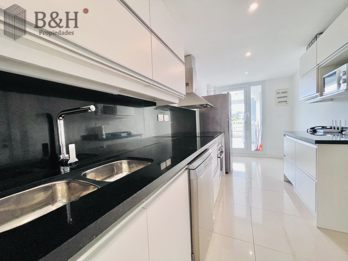 Apartamento ID.350 - Apartamento de 3 Dormitorios y Parrillero Frente al Mar, Playa Mansa