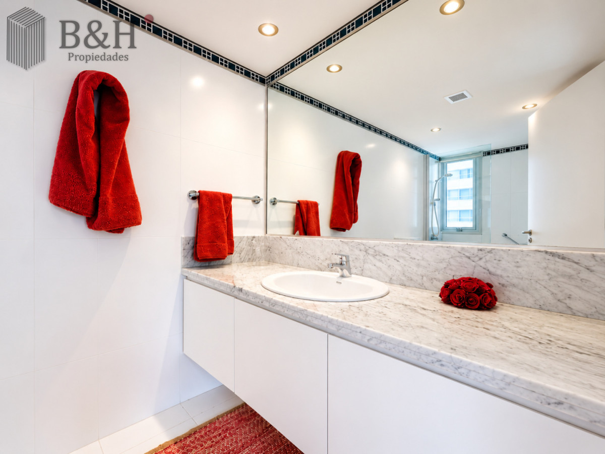 Apartamento ID.2690 - Oportunidad en Venta y Alquiler temporal de maravilloso departamento esquinero en Torre Le Parc, Playa Brava, Punta del Este