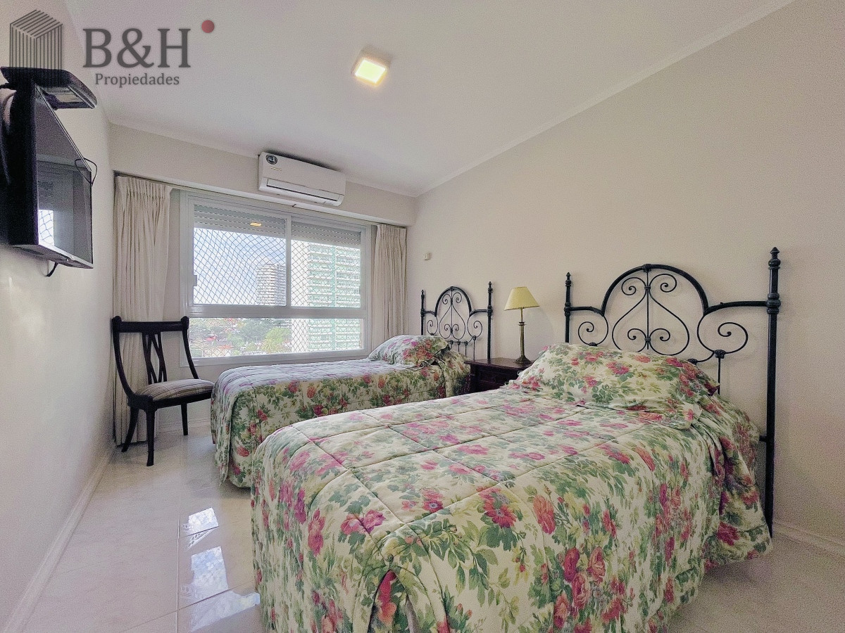 Apartamento ID.2030 - Apartamento de 3 Dormitorios sobre Playa Mansa, en Venta y Alquiler