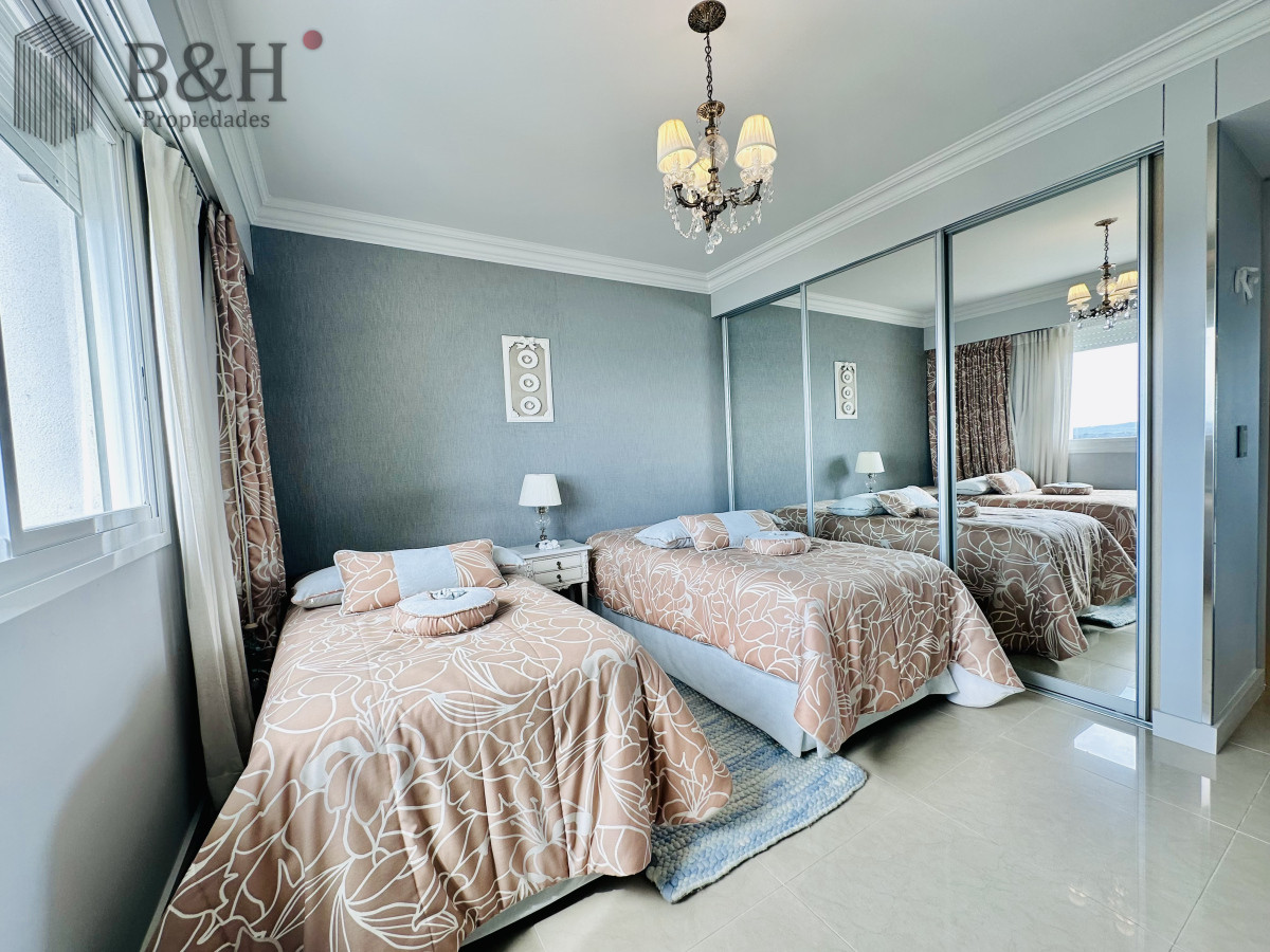 Apartamento ID.4496 - Lujoso Penthouse de 4 Dormitorios con Vista al Mar sobre Playa Mansa, Punta del Este