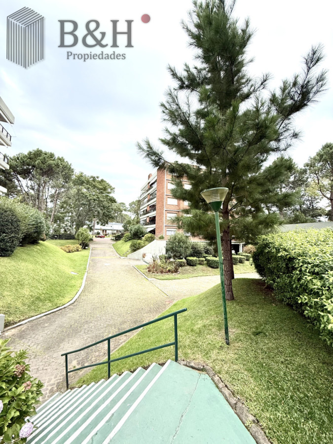 Apartamento ID.7163 - Apartamento en venta playa Mansa de 4 dormitorios y amplia terraza con parrillero propio 