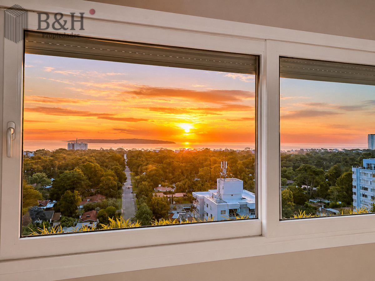 Apartamento ID.319 - Venta y alquiler anual de amplio apartamento de tres dormitorios completamente reciclado sobre Roosevelt, Punta del Este