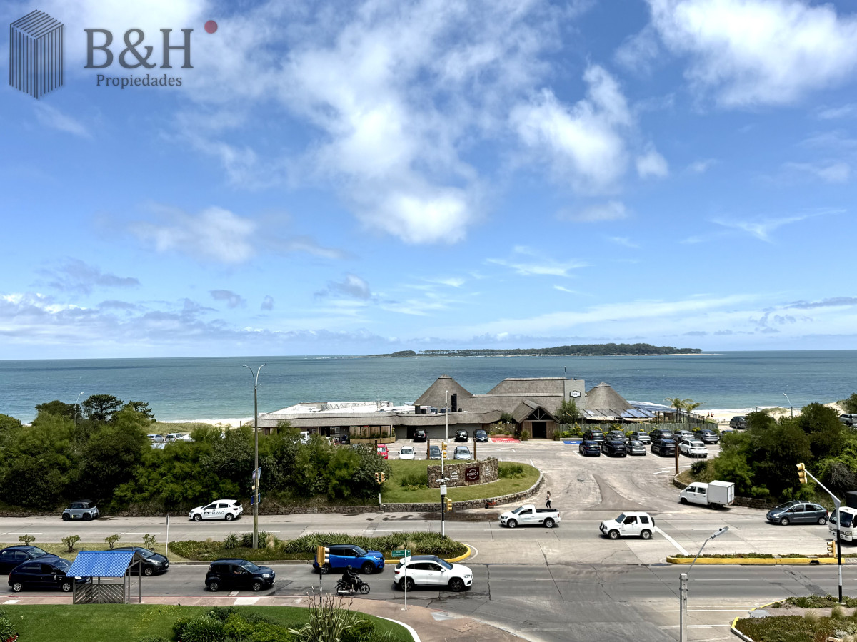 Apartamento ID.6171 - Alquiler temporario de apartamento esquinero de tres dormitorios más dependencia de servicio sobre Playa Mansa, Punta del Este