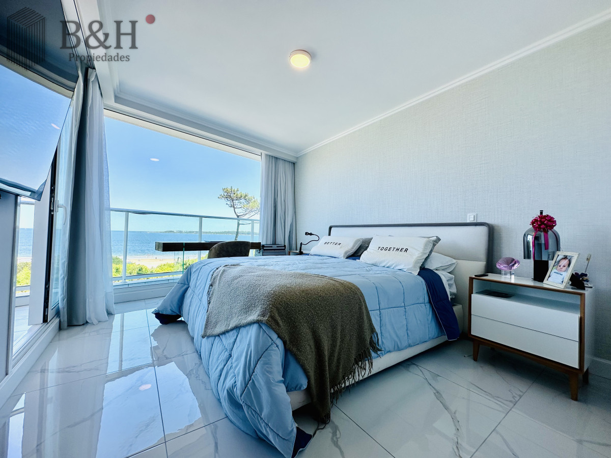 Apartamento ID.3916 - Apartamento Frente al Mar de 3 Dormitorios y Dependencia en Playa Mansa, Punta del Este 