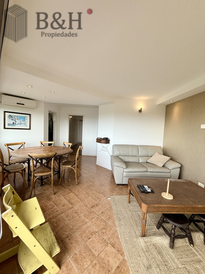 Apartamento ID.6726 - Penthouse con vista al mar en Punta del Este, 2 Dormitorios, en Alquiler Anual