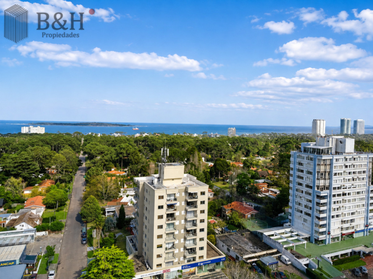 Apartamento ID.319 - Venta y alquiler anual de amplio apartamento de tres dormitorios completamente reciclado sobre Roosevelt, Punta del Este