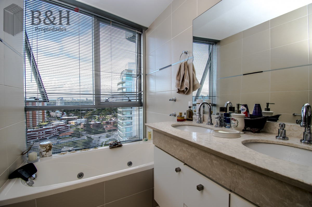 Apartamento ID.395 - Venta de apartamento de tres dormitorios más dependencia en playa Mansa, Punta del Este