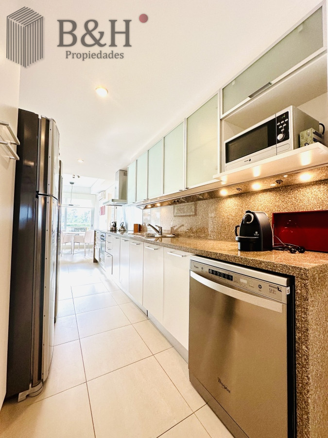 Apartamento ID.2690 - Oportunidad en Venta y Alquiler temporal de maravilloso departamento esquinero en Torre Le Parc, Playa Brava, Punta del Este