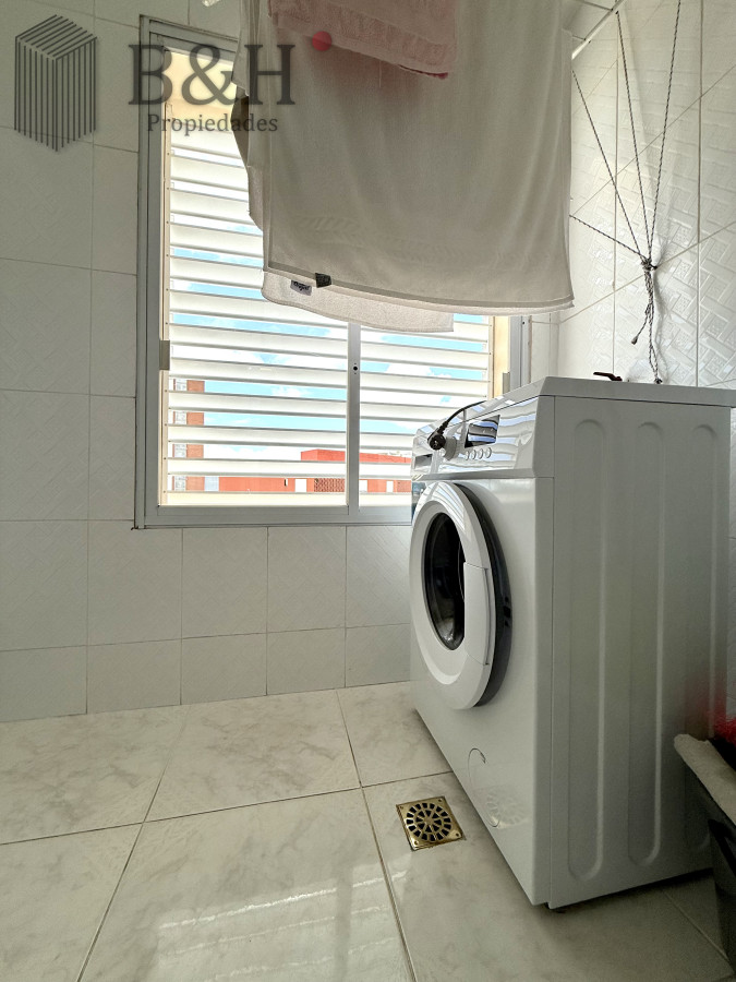 Apartamento ID.6171 - Alquiler temporario de apartamento esquinero de tres dormitorios más dependencia de servicio sobre Playa Mansa, Punta del Este