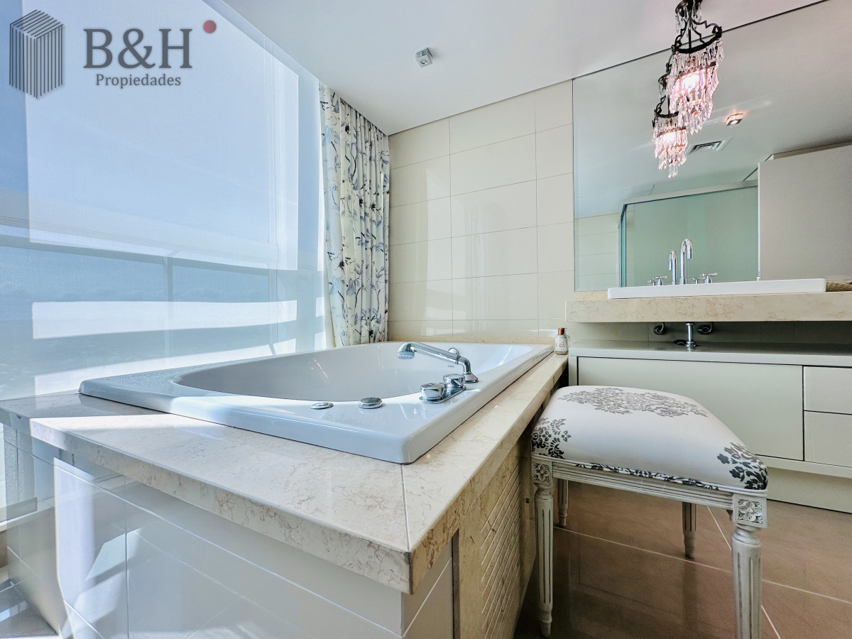 Apartamento ID.4496 - Lujoso Penthouse de 4 Dormitorios con Vista al Mar sobre Playa Mansa, Punta del Este
