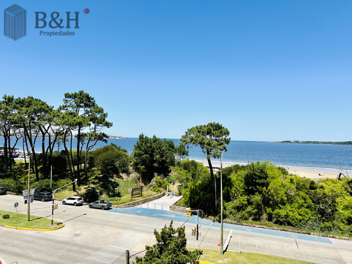 Apartamento ID.3916 - Apartamento Frente al Mar de 3 Dormitorios y Dependencia en Playa Mansa, Punta del Este 