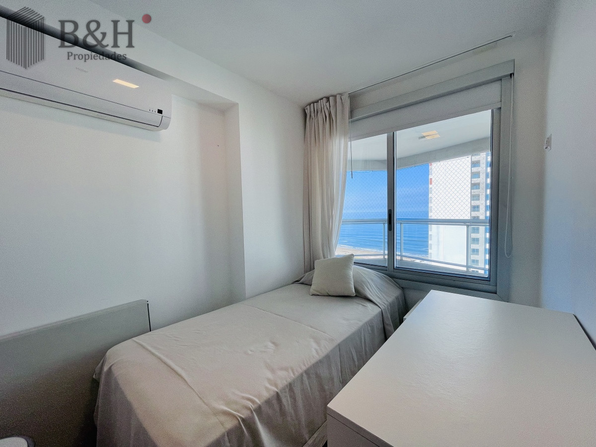Apartamento ID.3294 - Apartamento con Vista al Mar de 3 Dormitorios y Dependencia + Parrillero en Playa Brava, Punta del Este 